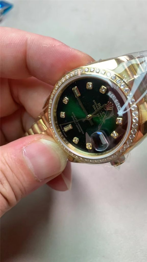 站西原单劳力士双历金日志烟熏绿：经典与个性的完美融合