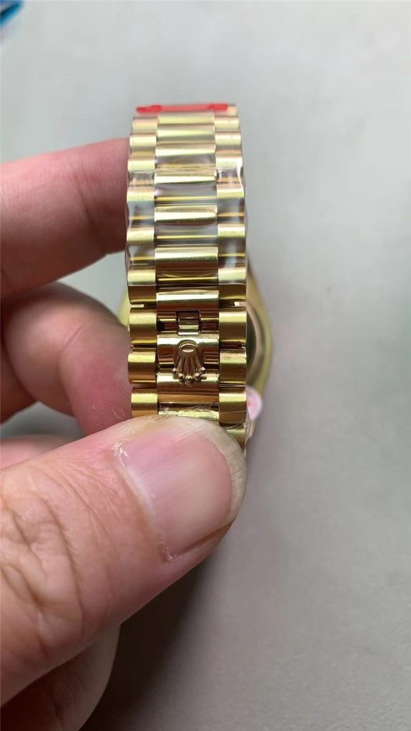 站西原单劳力士双历金日志烟熏绿：经典与个性的完美融合